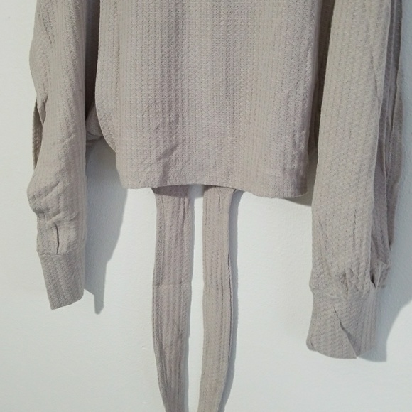Cut Out Sleeve Crop Top - Picture 5 of 7